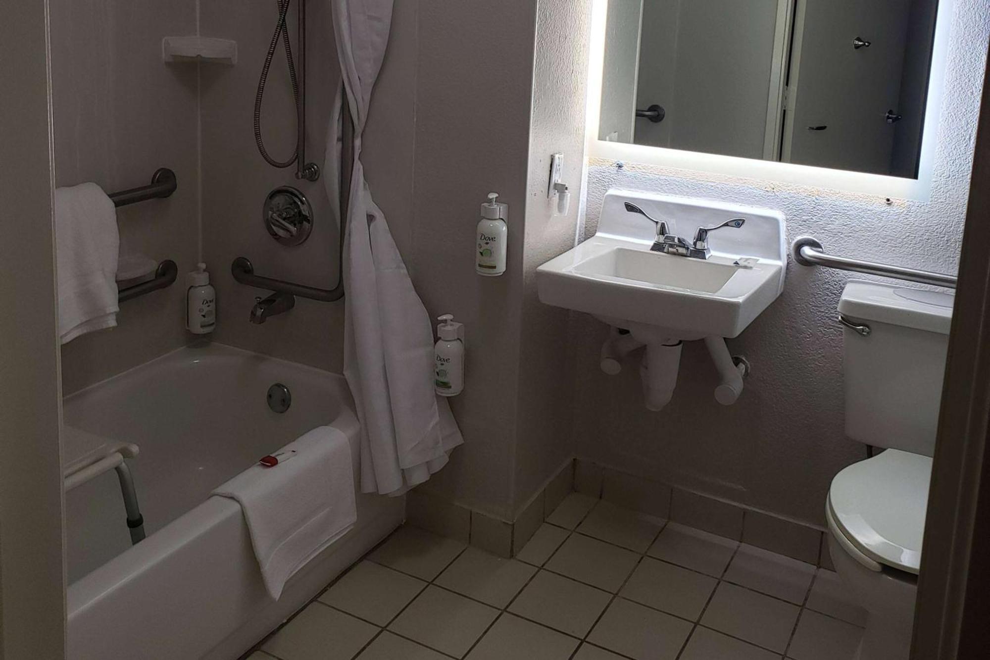 Wingate By Wyndham Dayton North Hotel Екстериор снимка